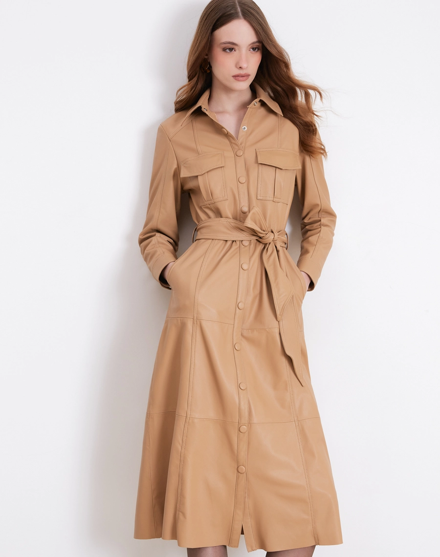 O Chemise Valeria é confeccionada em couro, tecido de toque macio, acabamento refinado e caimento estruturado, proporcionando elegância e presença marcante à produção.<BR/>