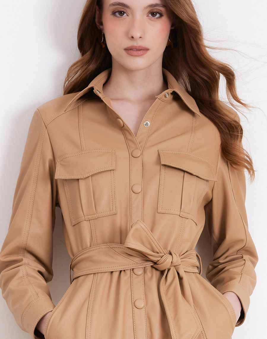 O Chemise Valeria é confeccionada em couro, tecido de toque macio, acabamento refinado e caimento estruturado, proporcionando elegância e presença marcante à produção.<BR/>