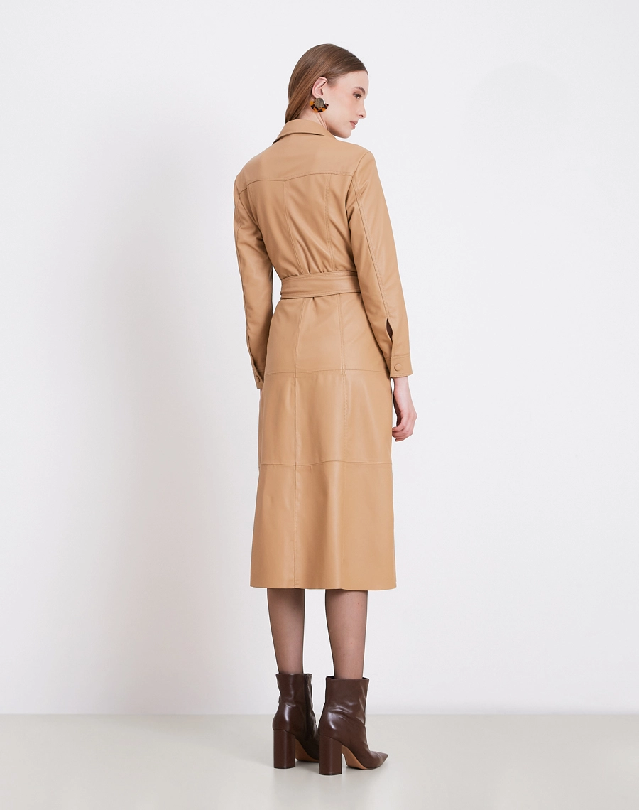 O Chemise Valeria é confeccionada em couro, tecido de toque macio, acabamento refinado e caimento estruturado, proporcionando elegância e presença marcante à produção.<BR/>