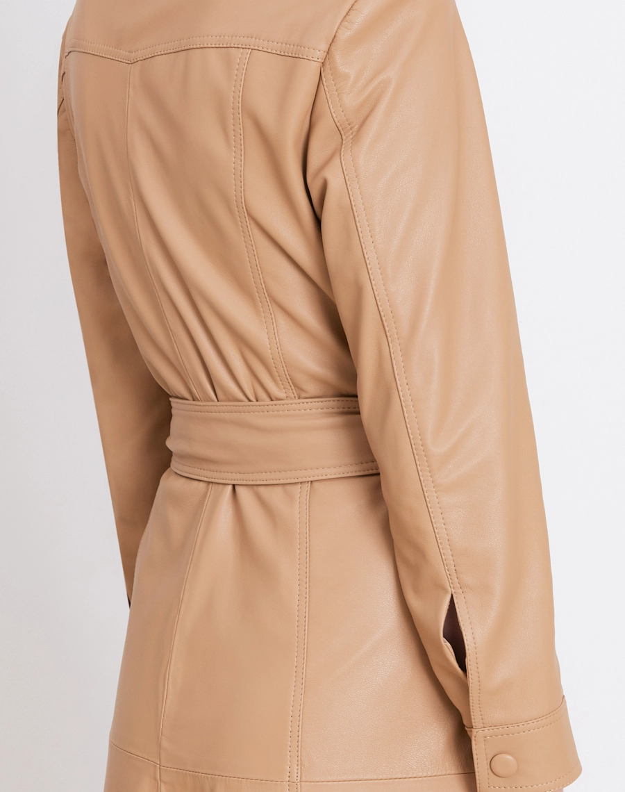 O Chemise Valeria é confeccionada em couro, tecido de toque macio, acabamento refinado e caimento estruturado, proporcionando elegância e presença marcante à produção.<BR/>