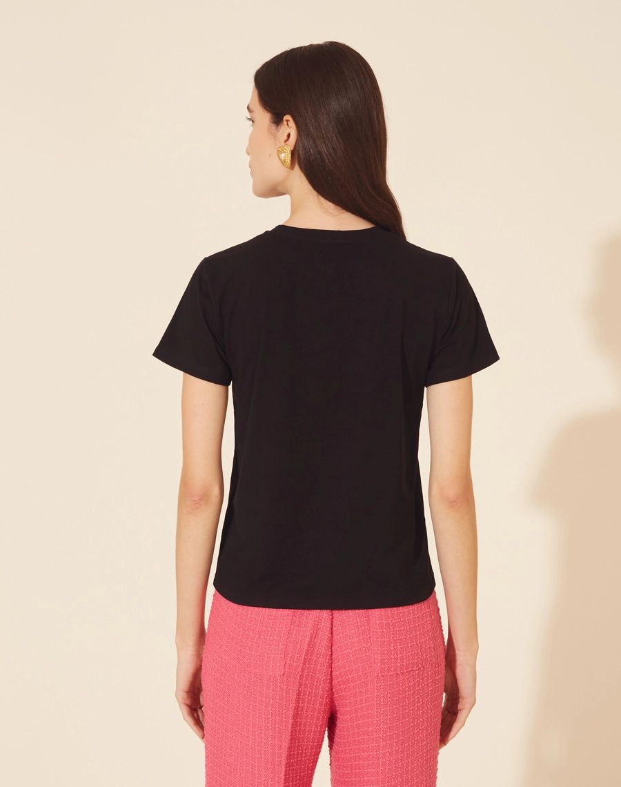 Camiseta Slim Flores confeccionada em malha viscose com estampa exclusiva.<br/>
Modelagem solta e caimento leve.<br/>