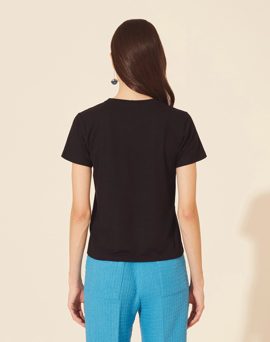 Camiseta Slim Rosas, confeccionada em malha de viscose com estampa exclusiva .<br/>
Modelagem solta e caimento leve.<br/>
