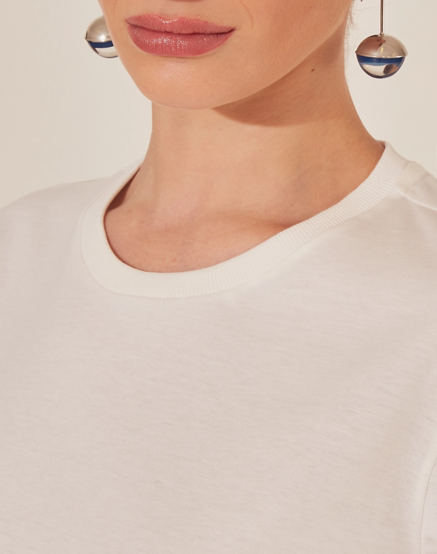 Camiseta Rafaela confeccionada em Malha Prime, com textura canelada.<br/>
Com gola redonda e manga curta.