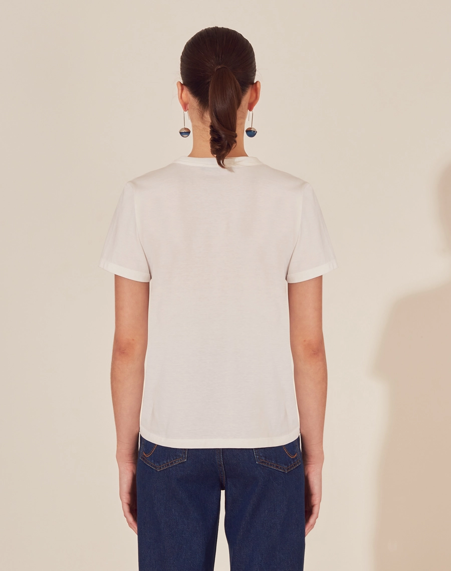 Camiseta Rafaela confeccionada em Malha Prime, com textura canelada.<br/>
Com gola redonda e manga curta.