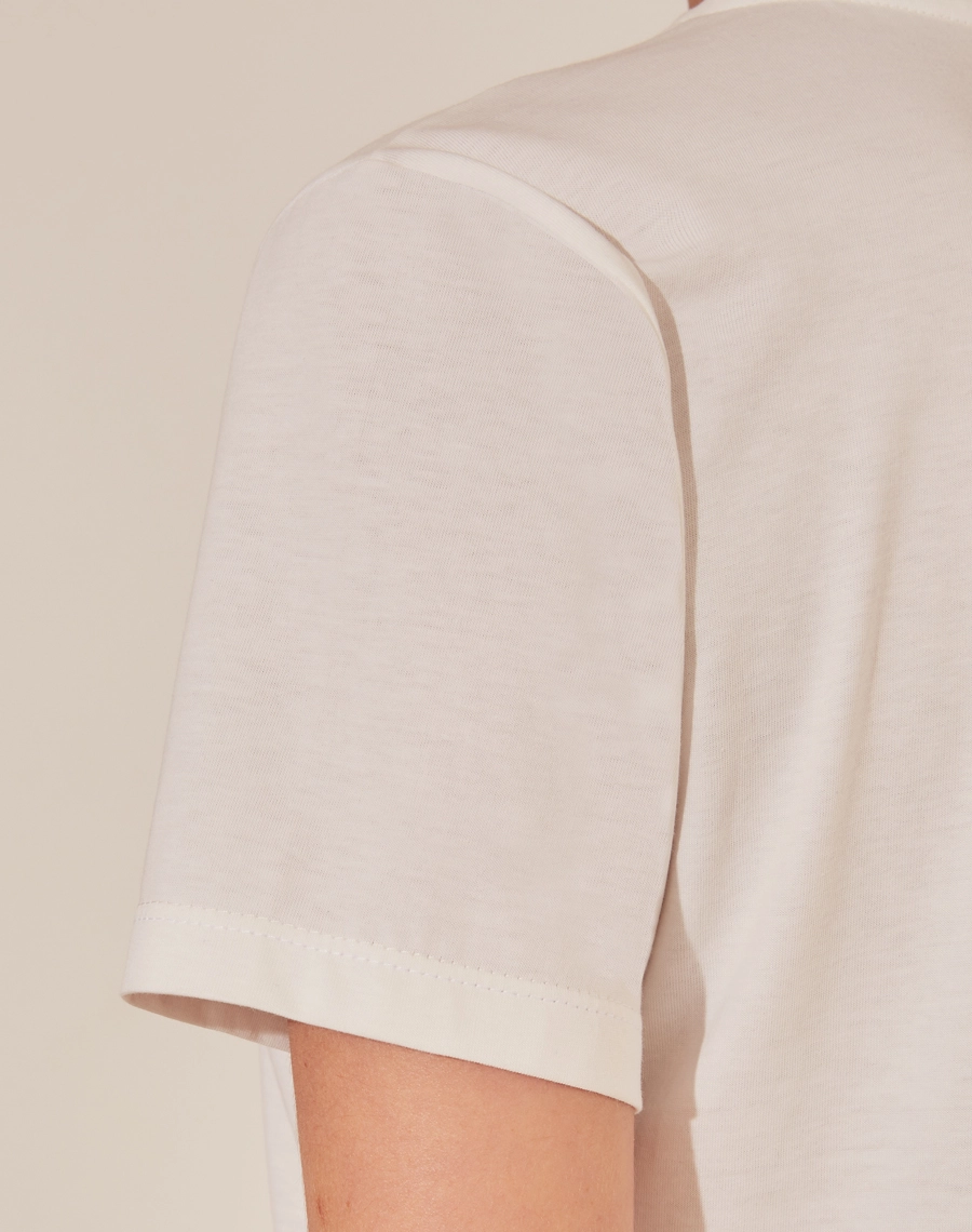 Camiseta Rafaela confeccionada em Malha Prime, com textura canelada.<br/>
Com gola redonda e manga curta.
