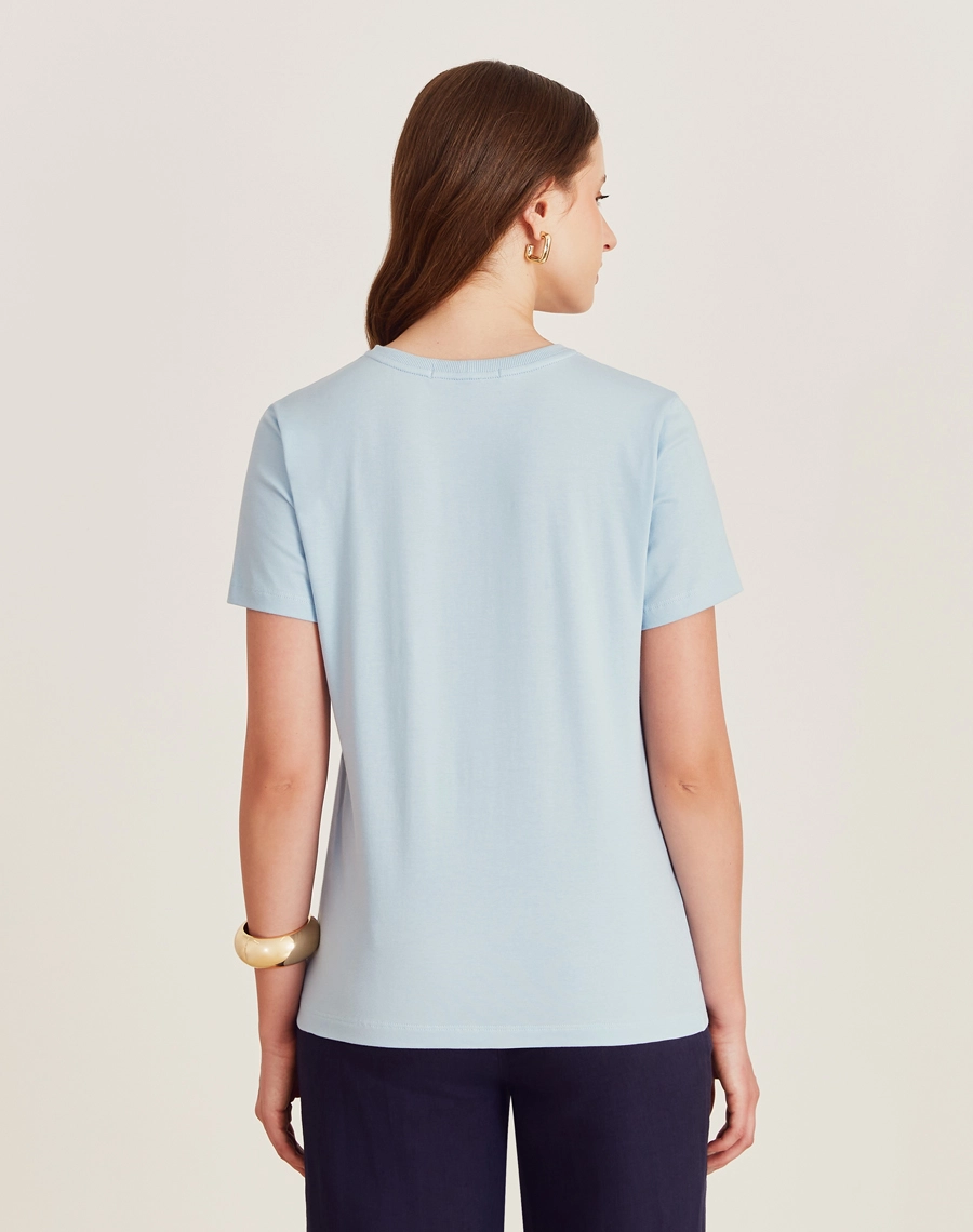 A Camiseta Isadora em cores que traduzem o espírito do verão, é perfeita para compor looks descomplicados com um toque de estilo!