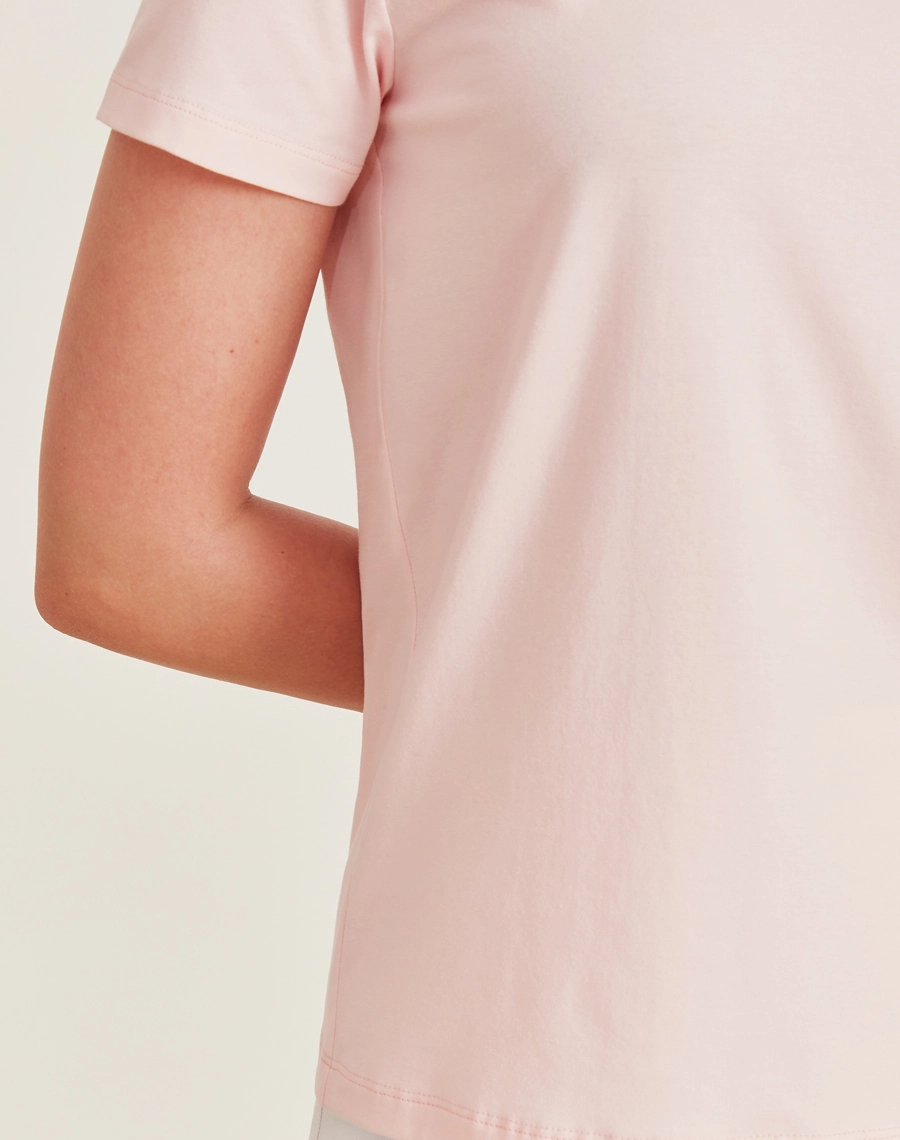 A Camiseta Isadora em cores que traduzem o espírito do verão, é perfeita para compor looks descomplicados com um toque de estilo!