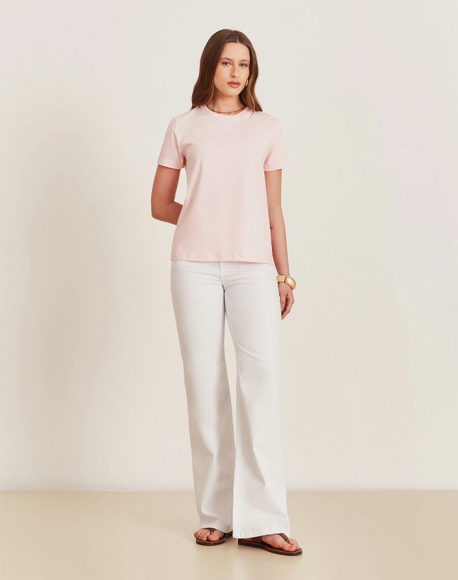 A Camiseta Isadora em cores que traduzem o espírito do verão, é perfeita para compor looks descomplicados com um toque de estilo!