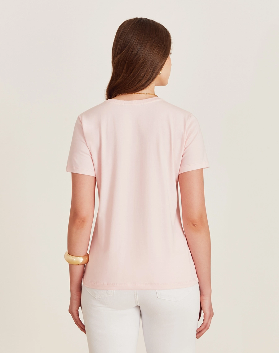 A Camiseta Isadora em cores que traduzem o espírito do verão, é perfeita para compor looks descomplicados com um toque de estilo!