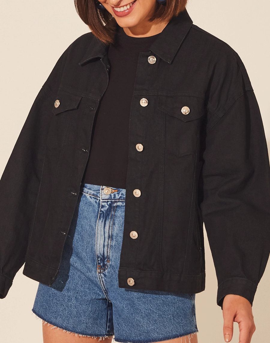 Jaqueta Jeans Oversized, com gola esportiva e dois bolsos frontais. <br/>
Fechamento por botões de metal. <br/>