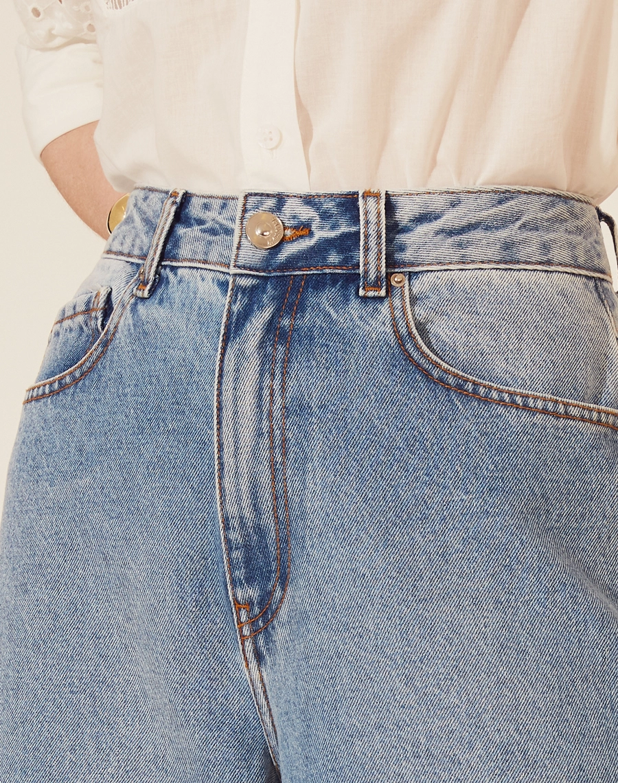 Calça Jeans Wide Leg confeccionada em algodão. <br/>
Possui bolso faca frontal e bolso quadrado atrás.<br/>
Modelagem em cintura Alta. Possui forro no bolso. <br/>
Seu fechamento é por zíper frontal. <br/>