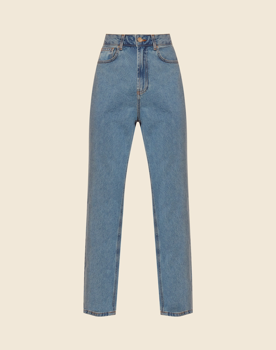 Calça Jeans Cigarrete confeccionada em algodão, cintura alta, dois bolsos frontais básicos e dois posteriores. <br/>
Fechamento frontal com zíper e botão de metal. <br/>
