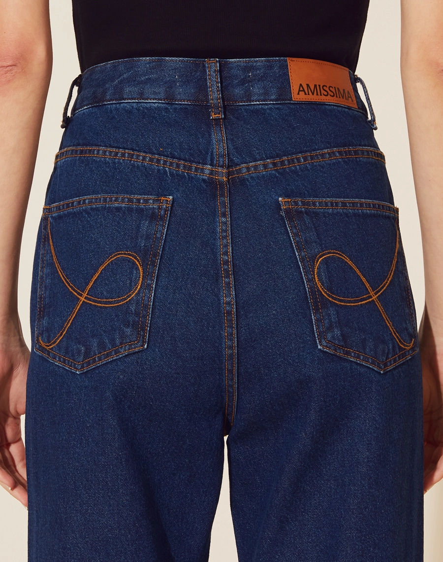 Calça Jeans Cigarrete confeccionada em algodão, cintura alta, dois bolsos frontais básicos e dois posteriores. <br/>
Fechamento frontal com zíper e botão de metal. <br/>