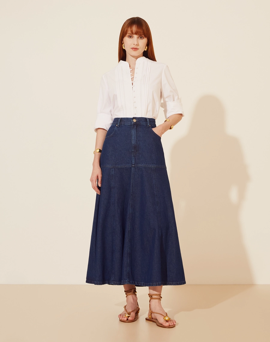 
Saia Jeans Com Nesgas com comprimento midi.<br/>
Com nesgas que proporciona aparencia fluida e evasê.<br/>
Fechamento na frente por ziper e botão, possui bolsos. <br/>
