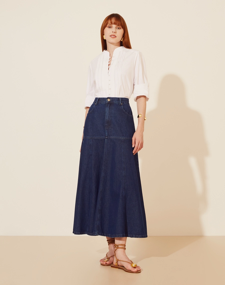 
Saia Jeans Com Nesgas com comprimento midi.<br/>
Com nesgas que proporciona aparencia fluida e evasê.<br/>
Fechamento na frente por ziper e botão, possui bolsos. <br/>
