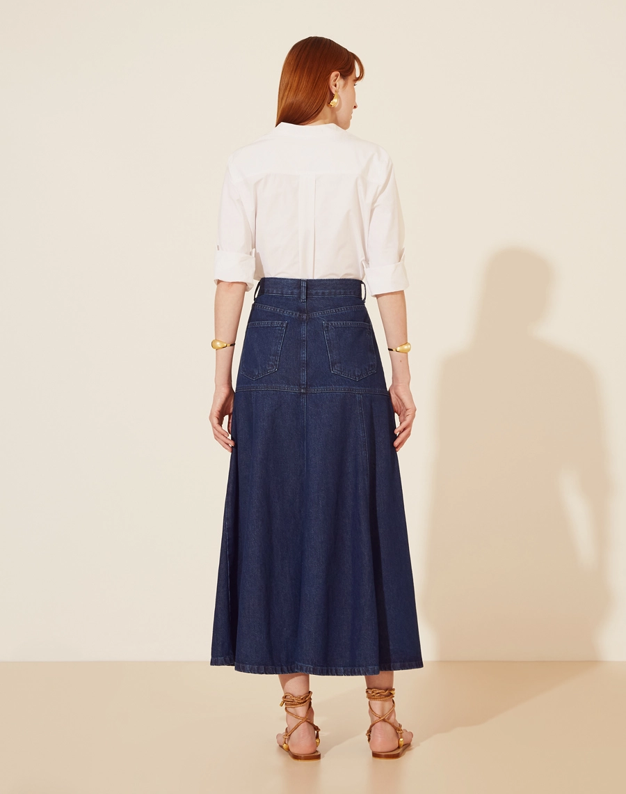 
Saia Jeans Com Nesgas com comprimento midi.<br/>
Com nesgas que proporciona aparencia fluida e evasê.<br/>
Fechamento na frente por ziper e botão, possui bolsos. <br/>
