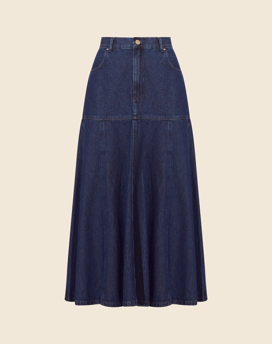 
Saia Jeans Com Nesgas com comprimento midi.<br/>
Com nesgas que proporciona aparencia fluida e evasê.<br/>
Fechamento na frente por ziper e botão, possui bolsos. <br/>
