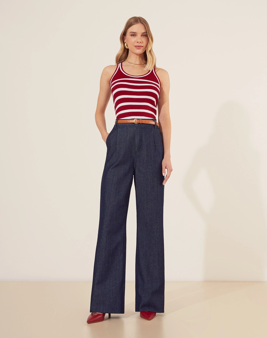 Calça Flare Karolaine confeccionada em jeans de lavagem escura. Ideal para compor looks modernos com blusas justas ou camisetas mais soltas.