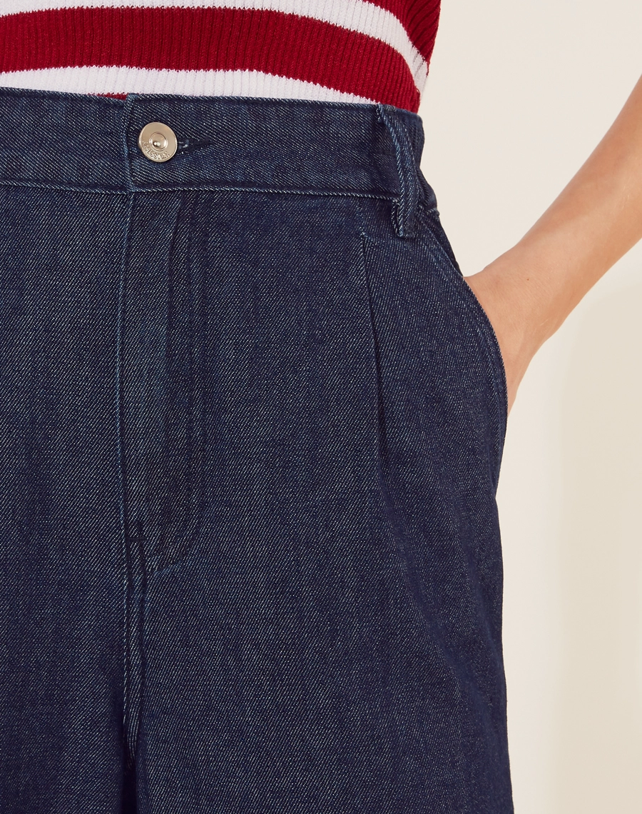 Calça Flare Karolaine confeccionada em jeans de lavagem escura. Ideal para compor looks modernos com blusas justas ou camisetas mais soltas.