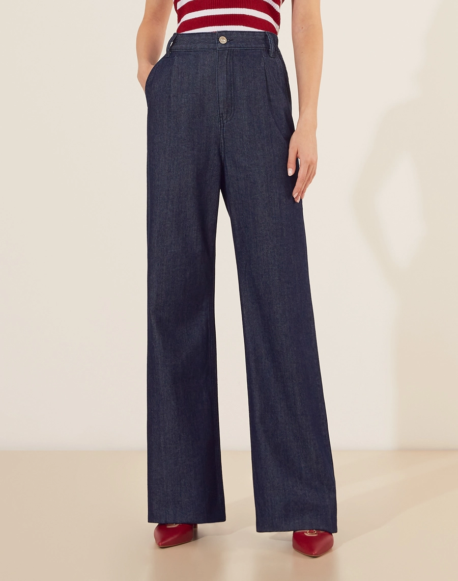 Calça Flare Karolaine confeccionada em jeans de lavagem escura. Ideal para compor looks modernos com blusas justas ou camisetas mais soltas.