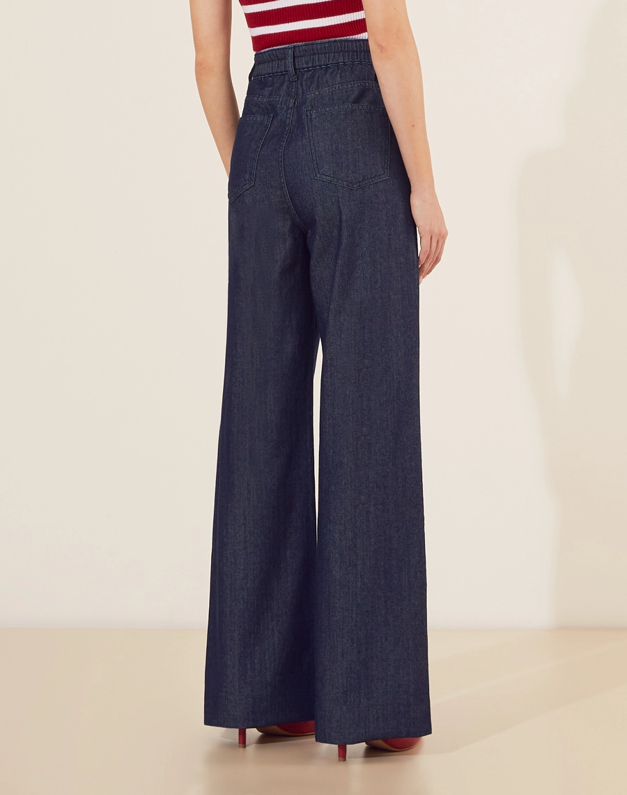 Calça Flare Karolaine confeccionada em jeans de lavagem escura. Ideal para compor looks modernos com blusas justas ou camisetas mais soltas.