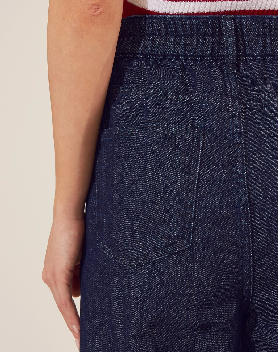 Calça Flare Karolaine confeccionada em jeans de lavagem escura. Ideal para compor looks modernos com blusas justas ou camisetas mais soltas.