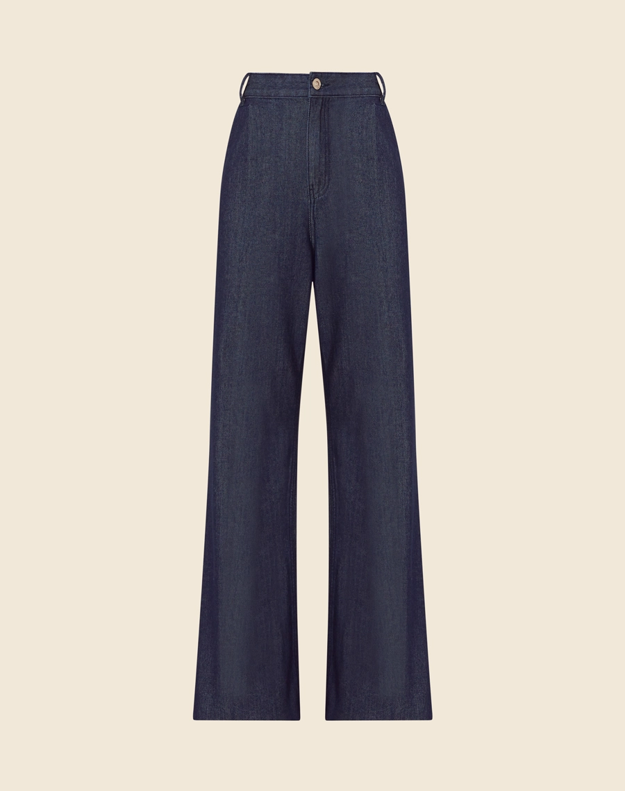 Calça Flare Karolaine confeccionada em jeans de lavagem escura. Ideal para compor looks modernos com blusas justas ou camisetas mais soltas.