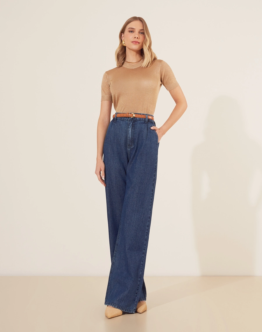 Calça Flare Karolaine confeccionada em jeans de lavagem escura. Ideal para compor looks modernos com blusas justas ou camisetas mais soltas.