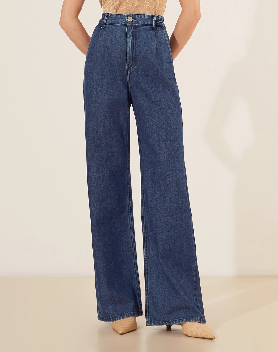 Calça Flare Karolaine confeccionada em jeans de lavagem escura. Ideal para compor looks modernos com blusas justas ou camisetas mais soltas.
