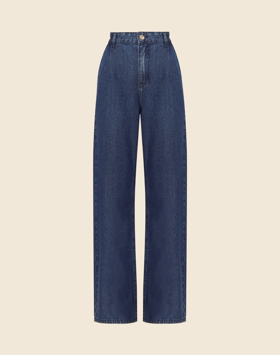 Calça Flare Karolaine confeccionada em jeans de lavagem escura. Ideal para compor looks modernos com blusas justas ou camisetas mais soltas.