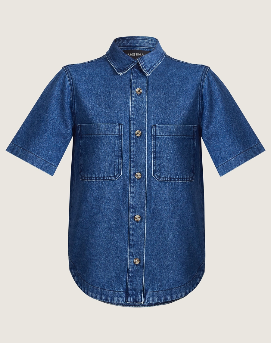 Camisa Bonnie confeccionada em jeans com lavagem escura. Versátil, pode ser usada aberta como sobreposição ou fechada, compondo combinações modernas e despojadas.