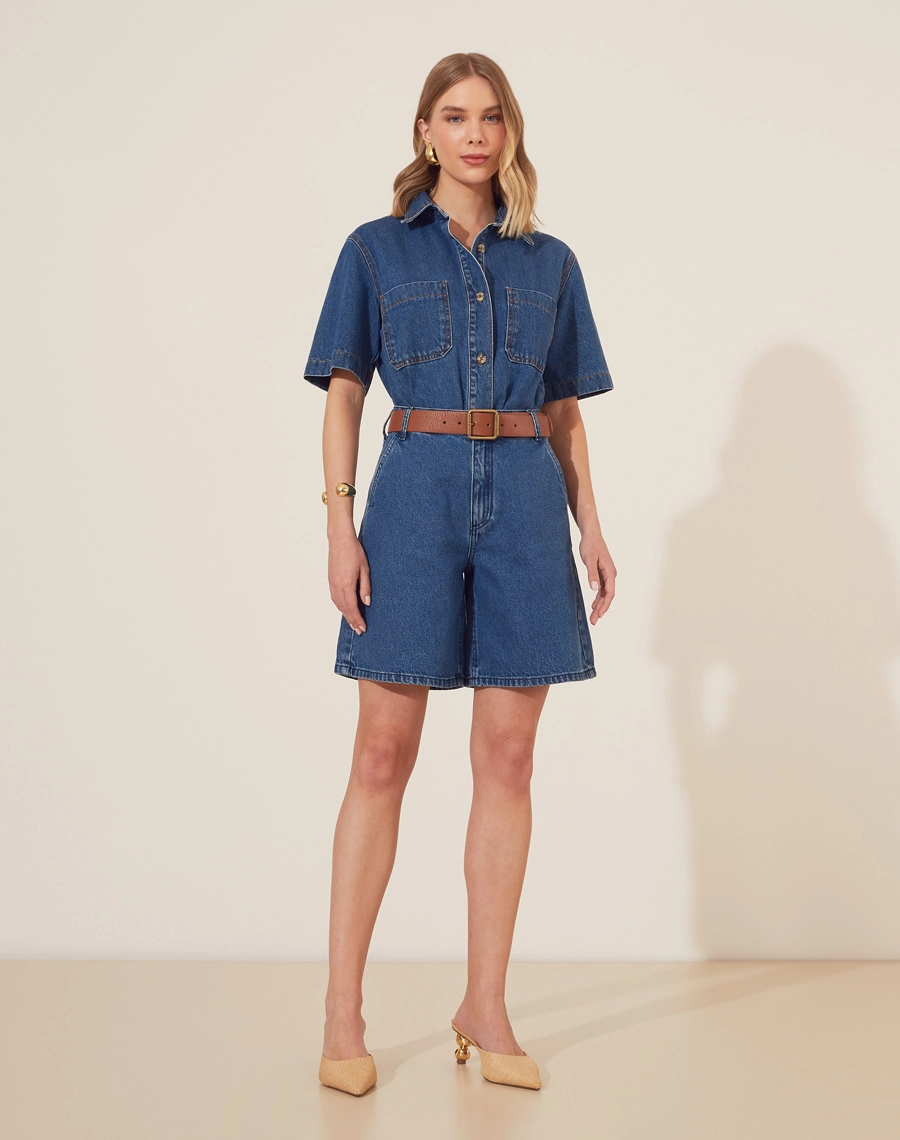 Bermuda Bonnie confeccionada em jeans de lavagem escura com cintura alta. Apresenta uma modelagem solta e confortável, garantindo liberdade de movimento. 