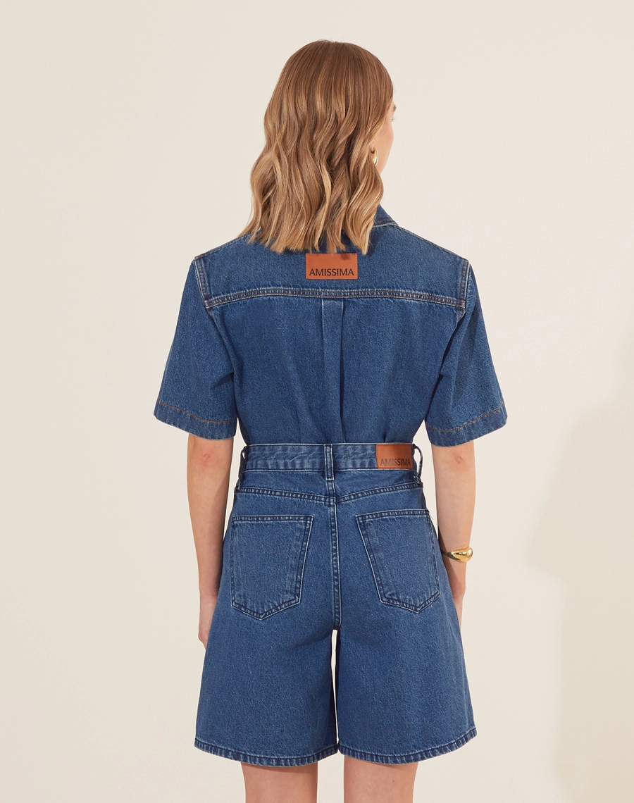 Bermuda Bonnie confeccionada em jeans de lavagem escura com cintura alta. Apresenta uma modelagem solta e confortável, garantindo liberdade de movimento. 