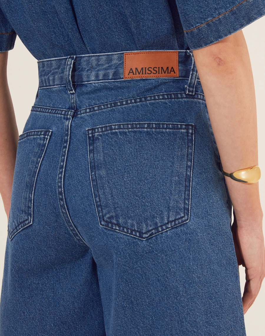 Bermuda Bonnie confeccionada em jeans de lavagem escura com cintura alta. Apresenta uma modelagem solta e confortável, garantindo liberdade de movimento. 