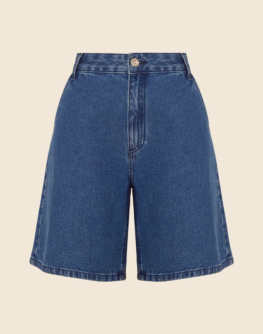 Bermuda Bonnie confeccionada em jeans de lavagem escura com cintura alta. Apresenta uma modelagem solta e confortável, garantindo liberdade de movimento. 