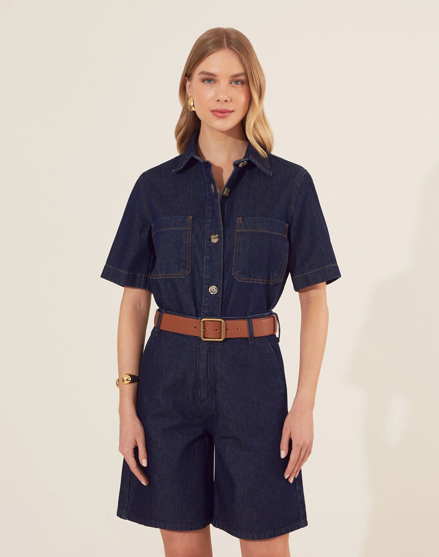 Bermuda Bonnie confeccionada em jeans de lavagem escura com cintura alta. Apresenta uma modelagem solta e confortável, garantindo liberdade de movimento. 