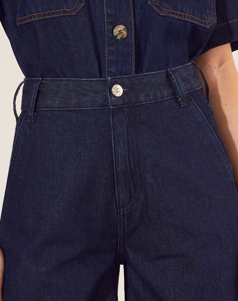 Bermuda Bonnie confeccionada em jeans de lavagem escura com cintura alta. Apresenta uma modelagem solta e confortável, garantindo liberdade de movimento. 