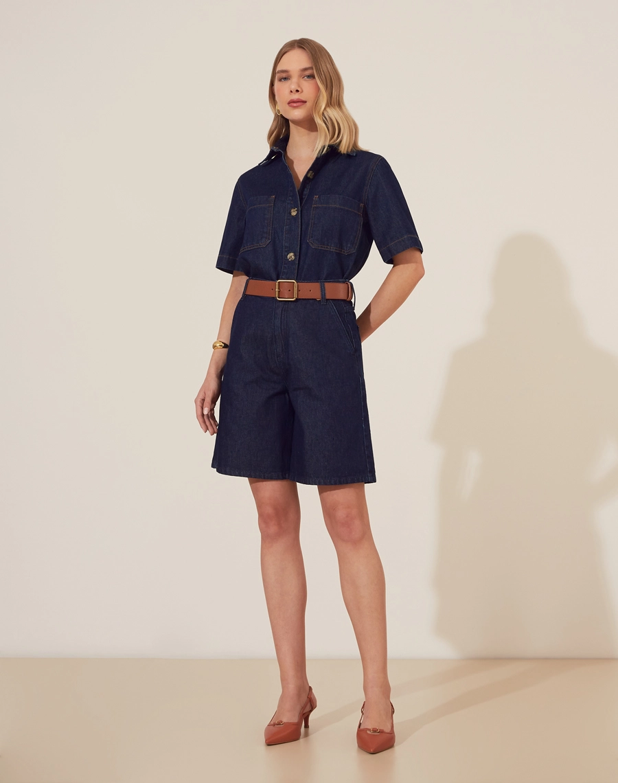 Bermuda Bonnie confeccionada em jeans de lavagem escura com cintura alta. Apresenta uma modelagem solta e confortável, garantindo liberdade de movimento. 