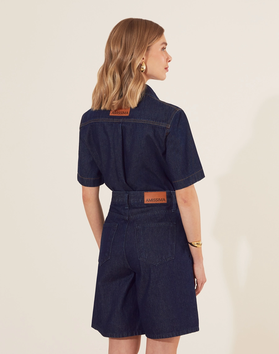 Bermuda Bonnie confeccionada em jeans de lavagem escura com cintura alta. Apresenta uma modelagem solta e confortável, garantindo liberdade de movimento. 