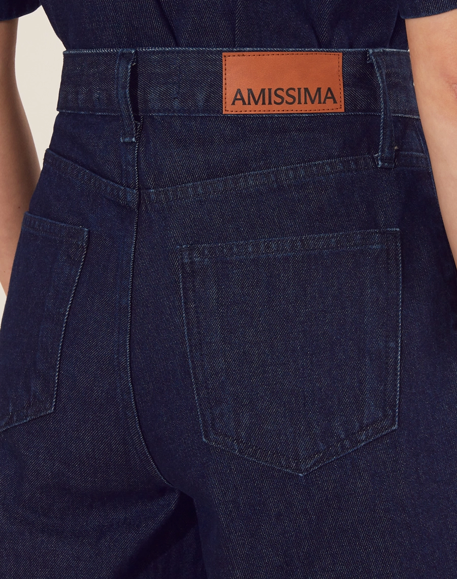Bermuda Bonnie confeccionada em jeans de lavagem escura com cintura alta. Apresenta uma modelagem solta e confortável, garantindo liberdade de movimento. 