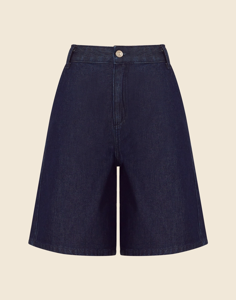 Bermuda Bonnie confeccionada em jeans de lavagem escura com cintura alta. Apresenta uma modelagem solta e confortável, garantindo liberdade de movimento. 