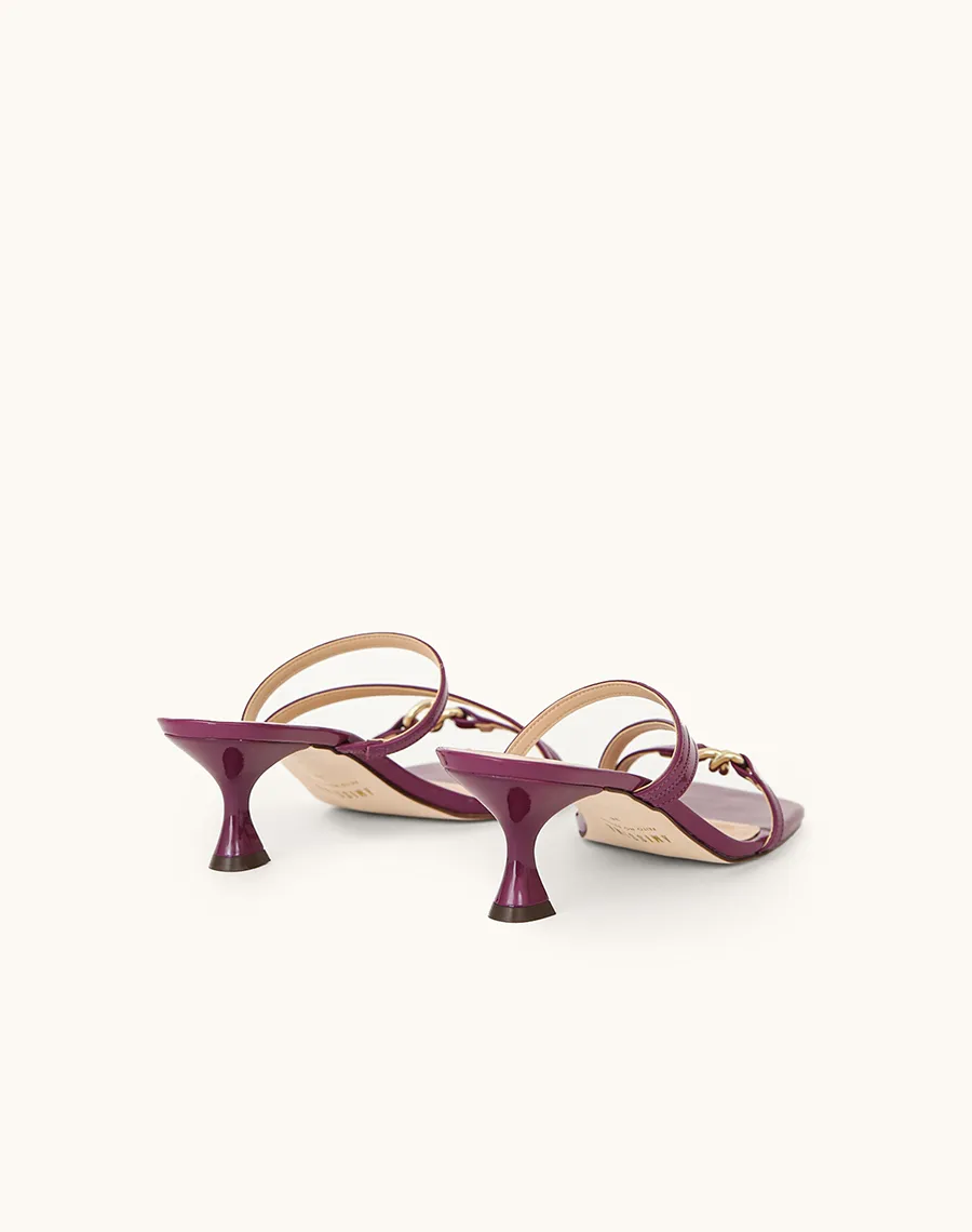 Sandália produzida em couro ecológico com acabamento verniz. Possui salto, tiras com detalhe em corrente dourada, palmilha acolchoada e solado laqueado. <br />