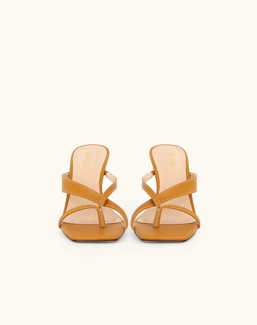 Sandália confeccionada em couro ecológico Santorini. Possui tiras, salto anabela, palmilha acolchoado e solado laqueado. <br />