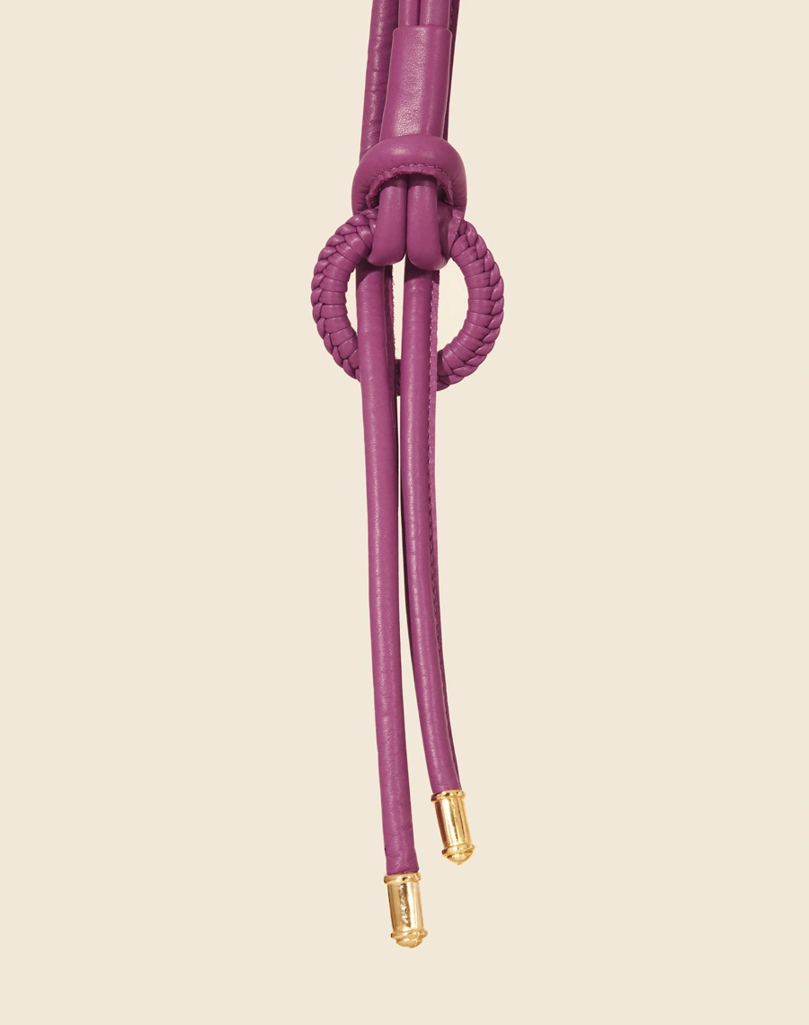 Cinto Narrow é confeccionado com cordões de couro que podem ser amarrados, apresentando uma fivela forrada de tressê e ponteiras de metal.