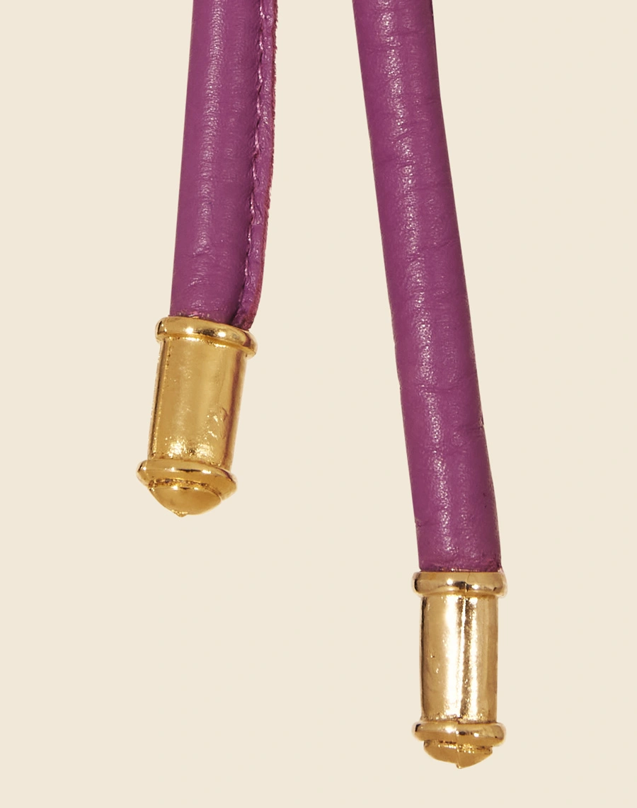 Cinto Narrow é confeccionado com cordões de couro que podem ser amarrados, apresentando uma fivela forrada de tressê e ponteiras de metal.