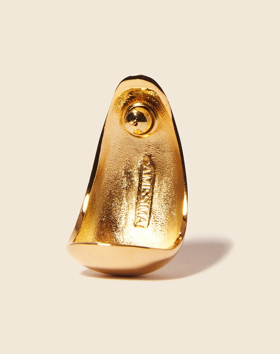 Brincos côncavos de pino, meticulosamente confeccionados à mão e com um revestimento banhado a ouro.