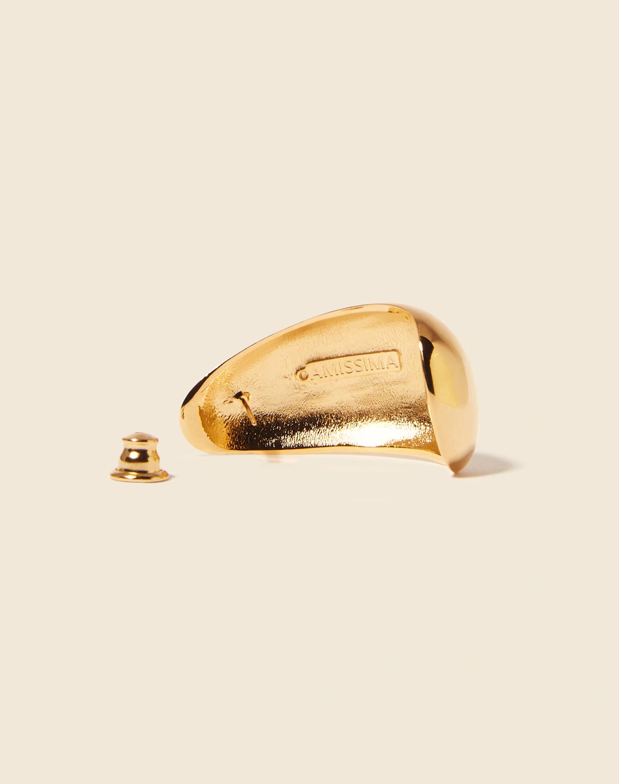Brincos côncavos de pino, meticulosamente confeccionados à mão e com um revestimento banhado a ouro.