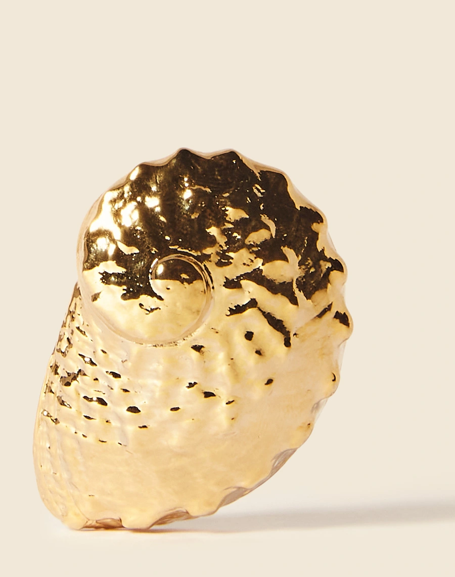 Brinco Mermaid City são brincos de pino que possuem um design invertido em forma de conchas abalone, feitos manualmente e banhados a ouro.<br/>