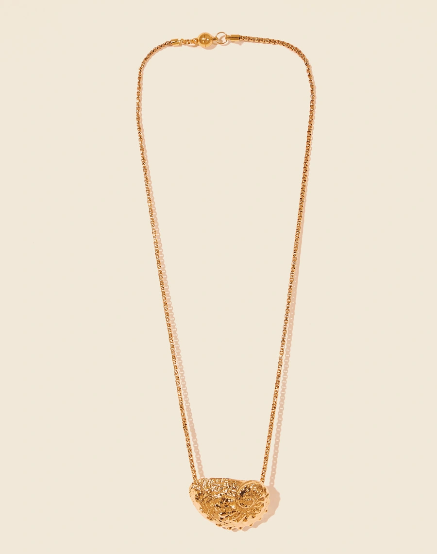 Colar Mermaid City  é uma peça artesanal banhada a ouro,feita manualmete  com uma corrente elegante que apresenta um pingente de metal em forma de concha abalone.<br/>