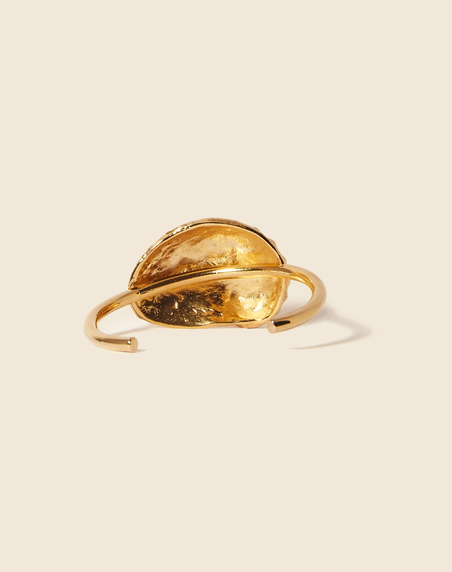 Pulseira Mermaid City é uma pulseira cilíndrica apresenta um pingente frontal com o formato da concha abalone.<br/>
Feito à mão e banhado a ouro. <br/>
